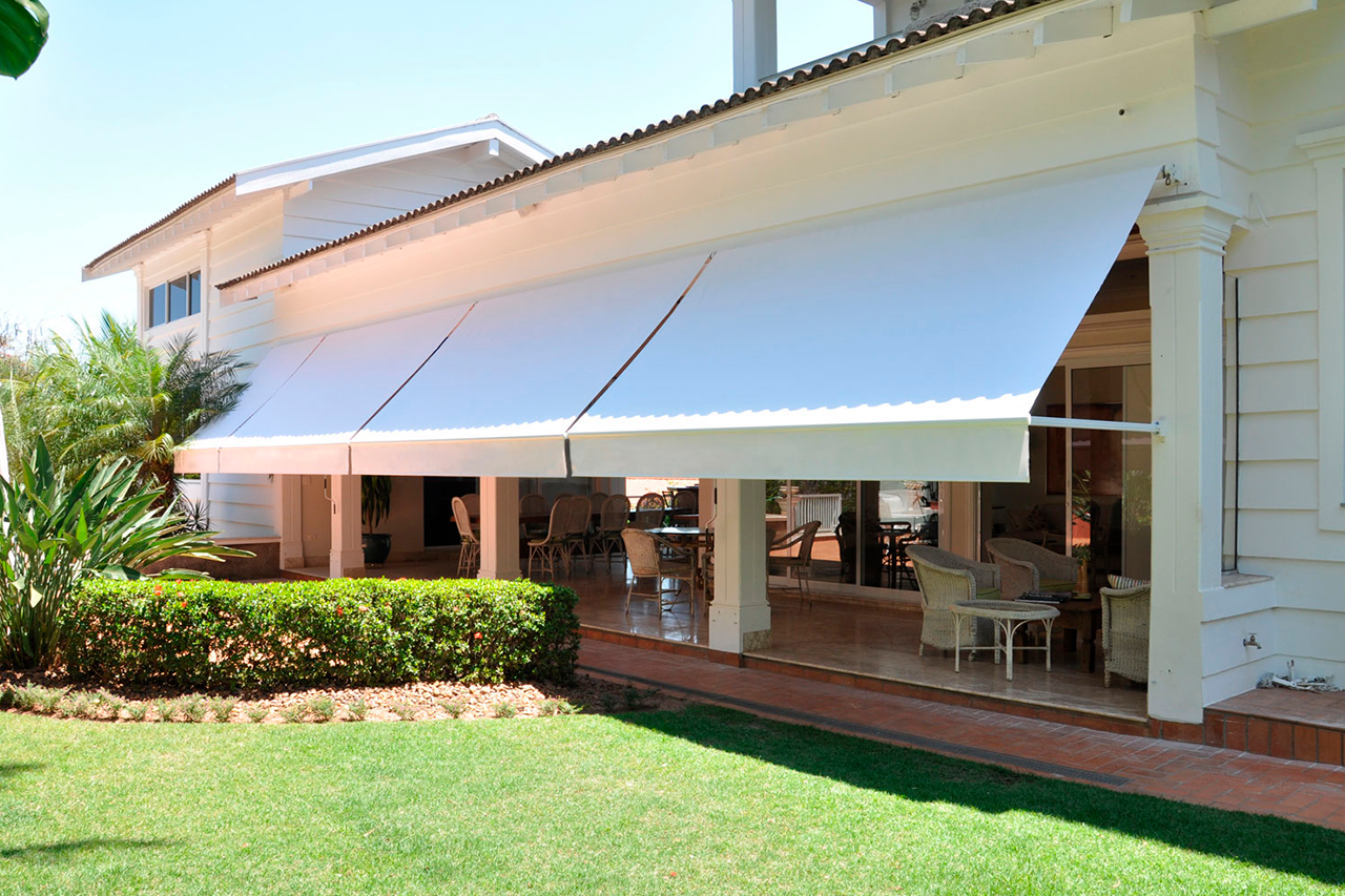 Toldo retrátil instalado em varanda residencial